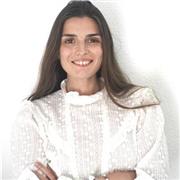 Profesora de Inglés imparte clases a chicos y chicas de todas las edades